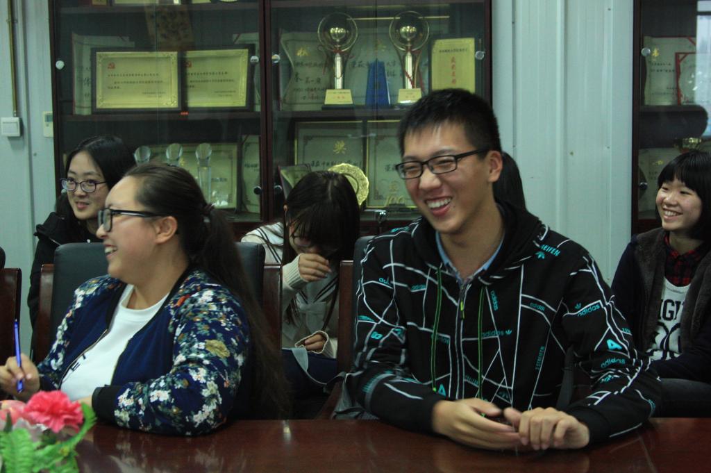 同学们积极发言,会议气氛轻松活泼